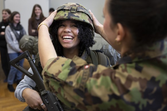 Eine junge Frau probiert eine 39 Kilogramm schwere Ausruestung an, beim Orientierungstag zum Militaerdienst exklusiv fuer Frauen, am Samstag, 15. Maerz 2025, in der Mannschaftskaserne der Schweizer Ar ...