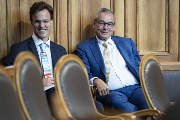 Nationalrat Bastien Girod, GPS-ZH, links, und Staenderat Ruedi Noser, FDP-ZH, verfolgen die CO2-Debatte im Staenderat an der Herbstsession der Eidgenoessischen Raete, am Montag, 23. September 2019, in ...