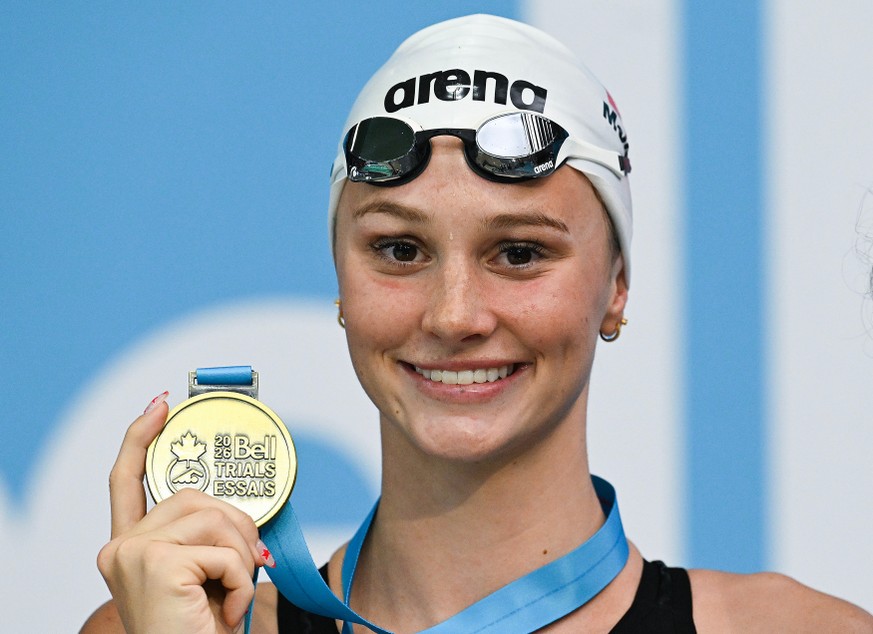 Summer McIntosh holds up her medal following the women's 200m butterfly final at the Canadian Swimming Trials in Montreal, on Sunday, July 5, 2026. (Graham Hughes/The Canadian Press via AP)
Canad ...