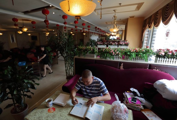 (180608) -- CHENGDU, June 8, 2018 -- Liang Shi, 51, discusses lessons for the entrance examination of a national university at a teahouse in Chengdu, the capital of southwest China's Sichuan province, June 1, 2018. Th .. .