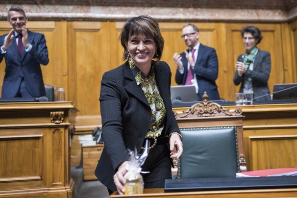 Bundesraetin Doris Leuthard, Mitte, empfaengt eine langandauernde Standing Ovation der Mitglieder der Grossen Kammer, an ihrem letzten Auftritt als Bundesraetin im Nationalrat, an der Wintersession de ...