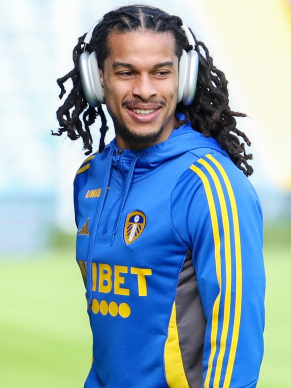 Leeds United v West Bromwich Albion EFL Sky Bet Championship 01/03/2025. Leeds United defender Isaac Schmidt 33 arrives at the ground during the EFL Sky Bet Championship match between Leeds United and ...