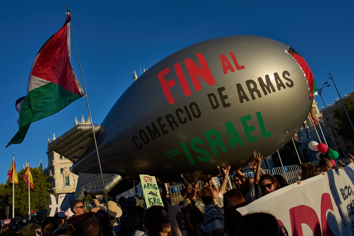Pro-Palestinian demonstrators hold a balloon with a slogan reading: "End to the arms trade with Israel" during a protest in Madrid, Spain, Saturday, Oct. 4, 2025. (AP Photo/Bernat Armangue)
 ...