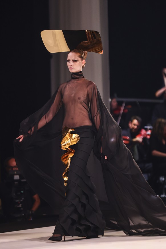 epa12224723 A model presents a creation from the Haute Couture Autumn/Winter 2025/2026 collection by French designer Stephane Rolland during Paris Fashion Week, in Paris, France, 08 July 2025. The pre ...