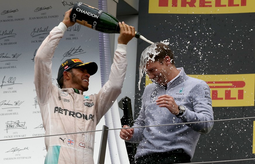 Lewis Hamilton feiert den Sieg und ist sich keiner Schuld bewusst.