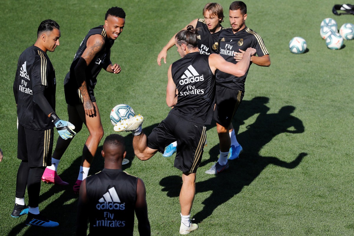 epa07775925 Real Madrid's Gareth Bale (C) controls the ball next to his teammates Keylor Navas (L), Gabriel Militao (2-L), Luka Modric (2-R) and Eden Hazard (R) during a team's training sess ...