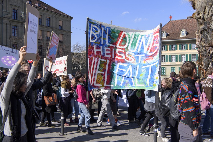 3 Eier gingen auf die Strasse.