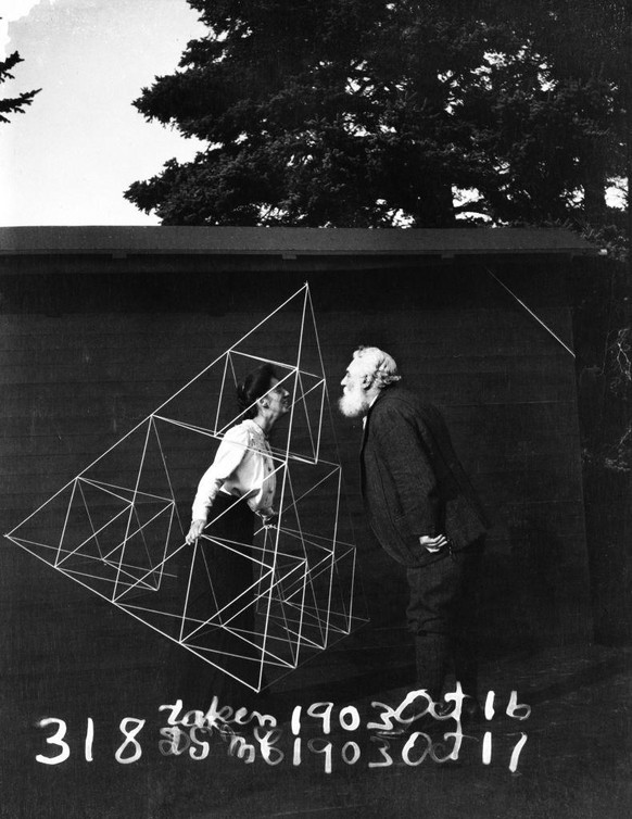 Bells Mutter und seine Frau Mabel waren gehörlos; hier posiert letztere in einem Rahmen eines tetraedrischen Drachens um 1903. 