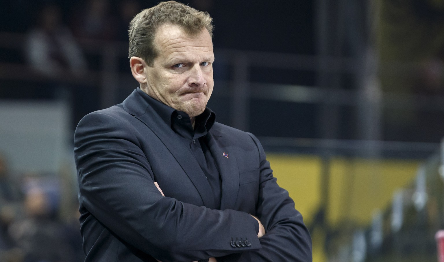 Kloten&#039;s Head coach Kevin Schlaepfer reacts, during a National League regular season game of the Swiss Championship between Geneve-Servette HC and EHC Kloten, at the ice stadium Les Vernets, in G ...