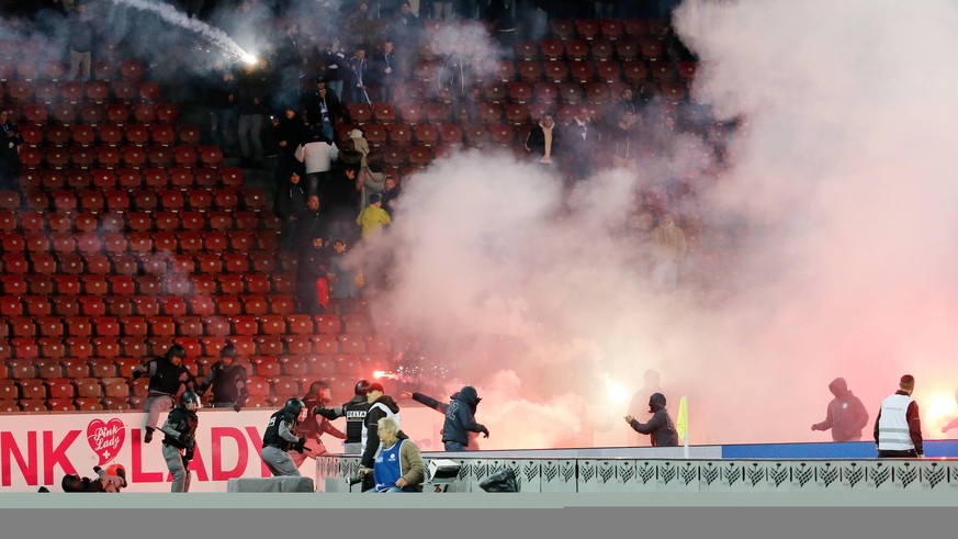 Foto Manuel Geisser 23.10.2021 Zürich : Letzigrund Stadion Zürich Saison 2021/2022 Herren Fussball Super League Grasshopper Club Zürich - FC Zürich FCZ Fans greifen GC Fans an mit Petarden *** Photo M ...