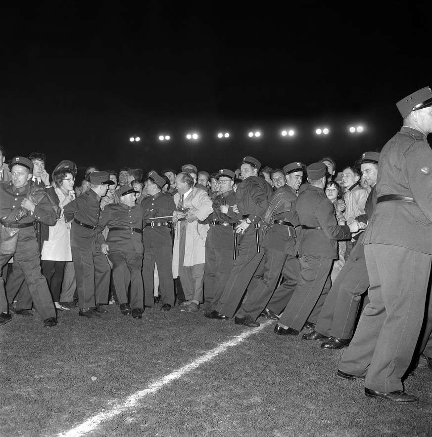 ARCHIVBILD ZUM KEYSTONE-SDA-TEXT ZU YB-REIMS 1959 --- Sicherheitsleute der Securitas muessen am 15. April 1959 nach dem 1:0 Sieg der Berner Young Boys im Halbfinalspiel im Europacup der Meister gegen  ...