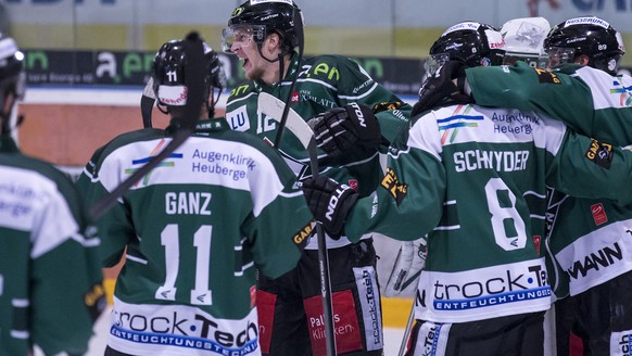 Oltens Cedric Schneuwly, Mitte, und seine Mitspieler freuen sich ueber den Sieg, im fuenften Playoff-Halbfinalspiel der National League B zwischen dem EHC Olten und dem HC Ajoie, am Sonntag, 13. Maerz ...