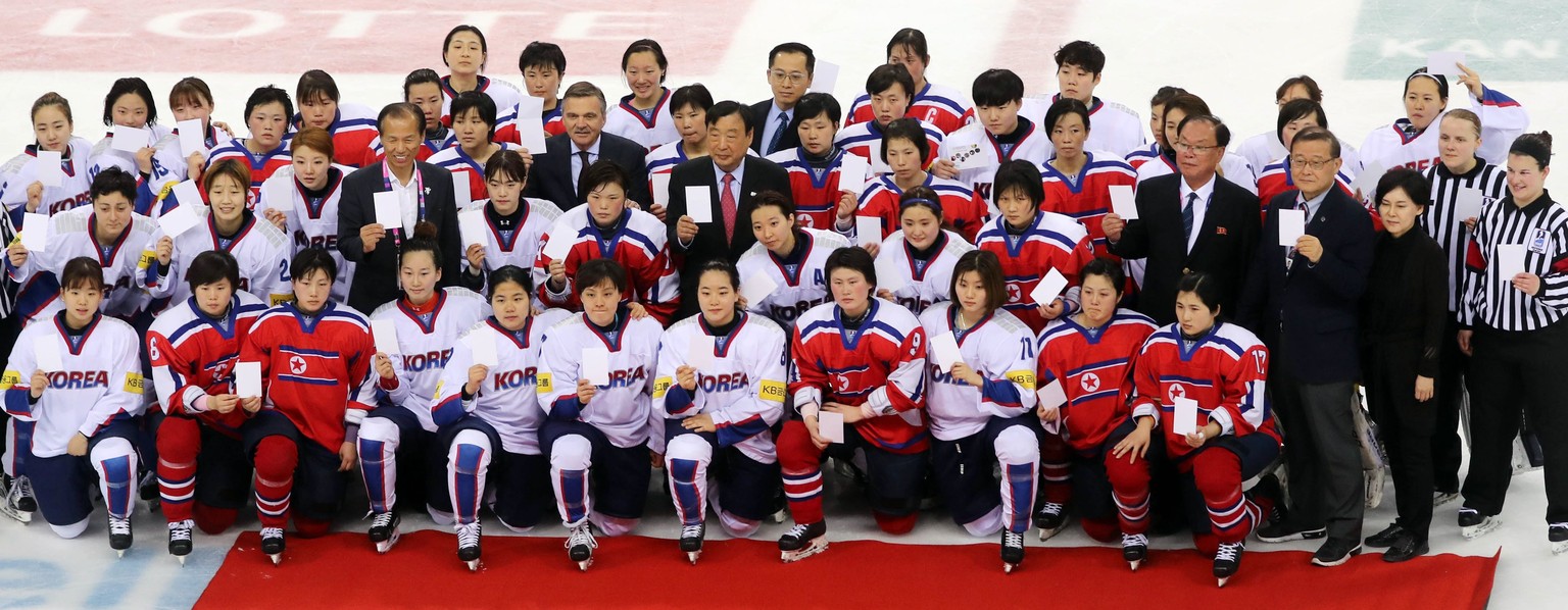 epa05893536 South and North Korean players pose together after finishing their match at the International Ice Hockey Federation (IIHF) Women&#039;s World Championship Division II Group A at Gangneung  ...