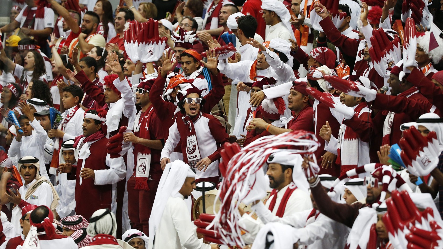 epa04599543 Fans of Qatar cheer on their team during the Qatar 2015 24th Men&#039;s Handball World Championship final between Qatar and France at the Lusail Multipurpose Hall outside Doha, Qatar, 01 F ...