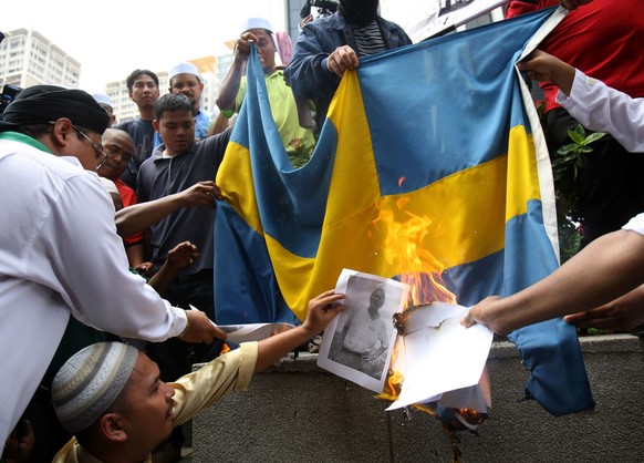 Vor der schwedischen Botschaft in Kuala Lumpur (Malaysia) wurden 2010 eine Flagge und Fotos von Lars Vilks verbrannt.