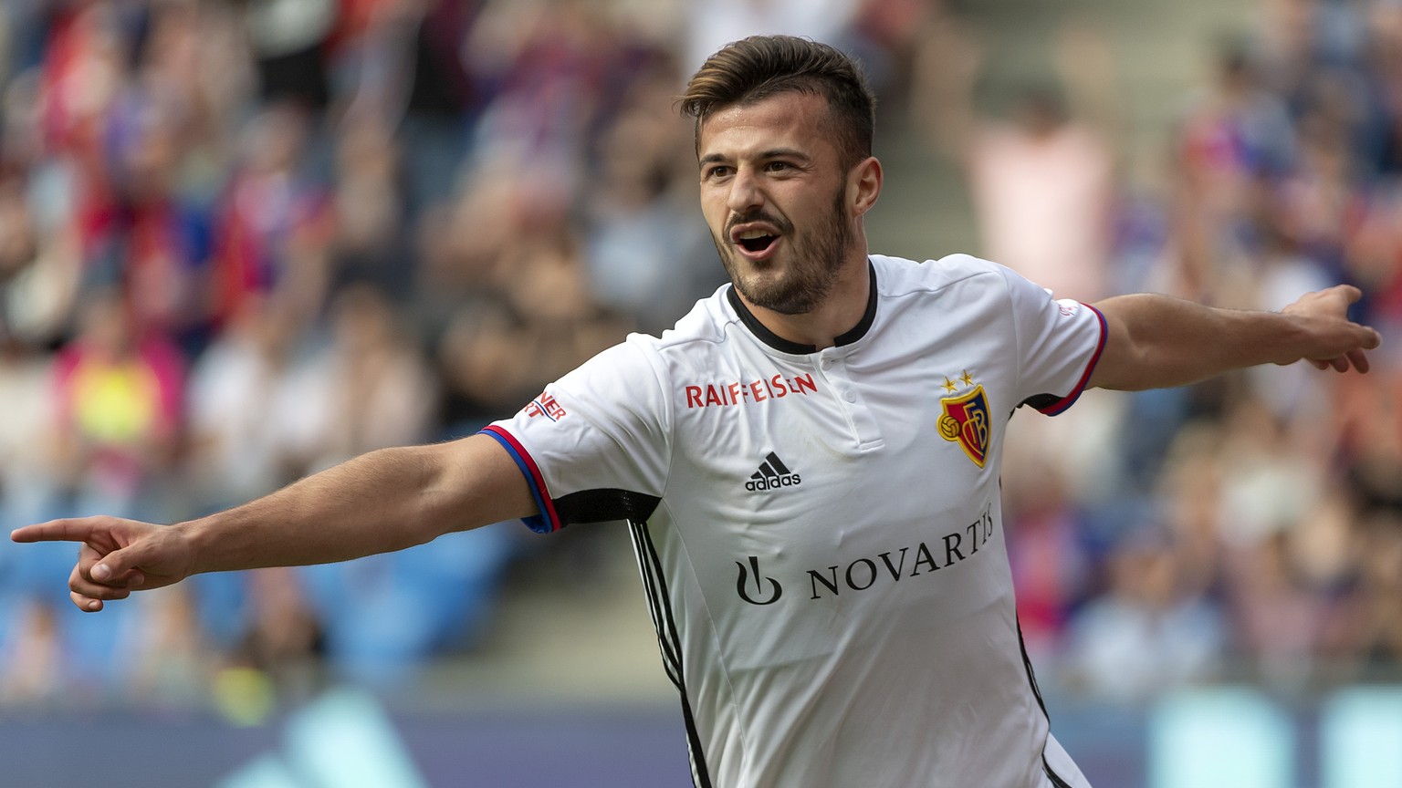 Basels Albian Ajeti jubelt ueber sein 5:1 im Fussball Meisterschaftsspiel der Super League zwischen dem FC Basel 1893 und dem FC Thun im Stadion St. Jakob-Park in Basel, am Sonntag, 29. April 2018. (K ...