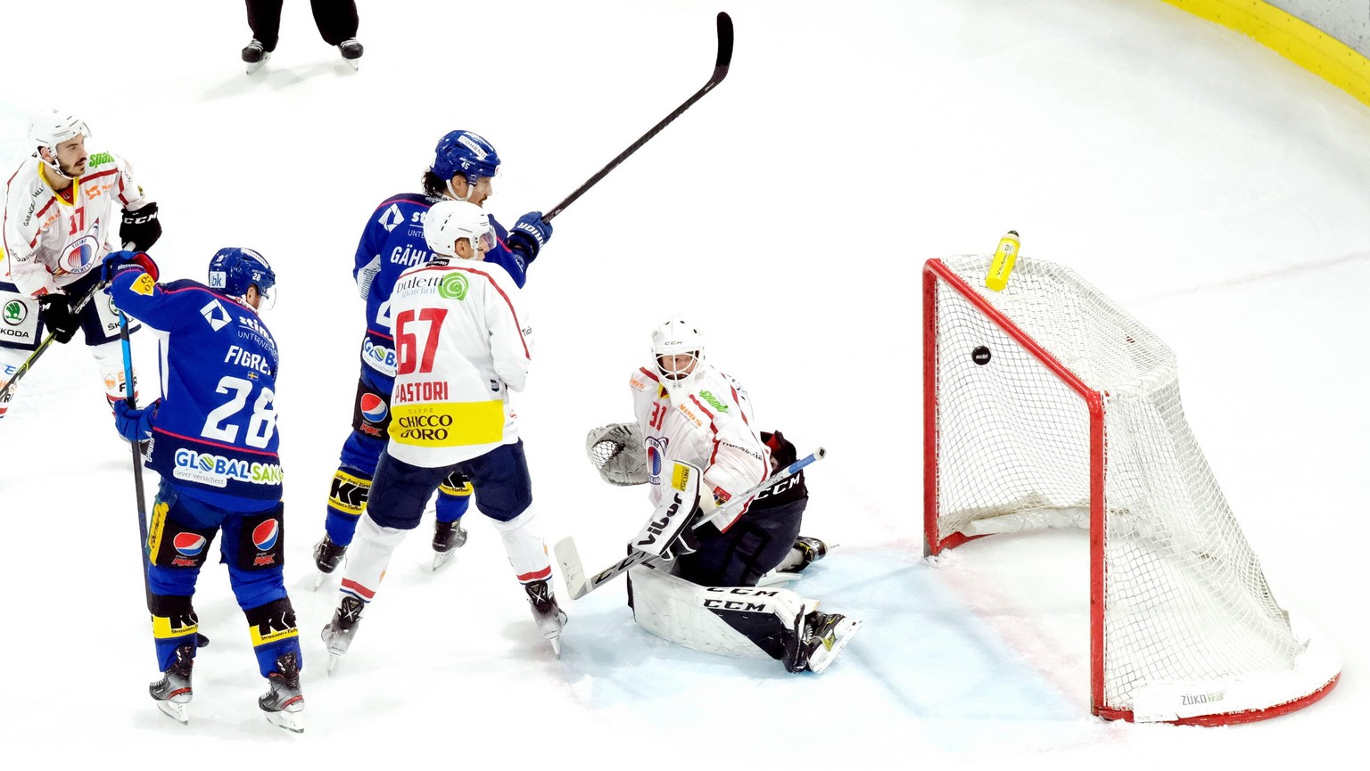 IMAGO / Sergio Brunetti

6.11.2021 - Swiss Hockey League - Stimo Arena, Kloten - EHC Kloten vs Ticino Rockets - Kloten forward and top scorer 8 Marc Marchon scores the fifth goal for Kkloten Kloten st ...