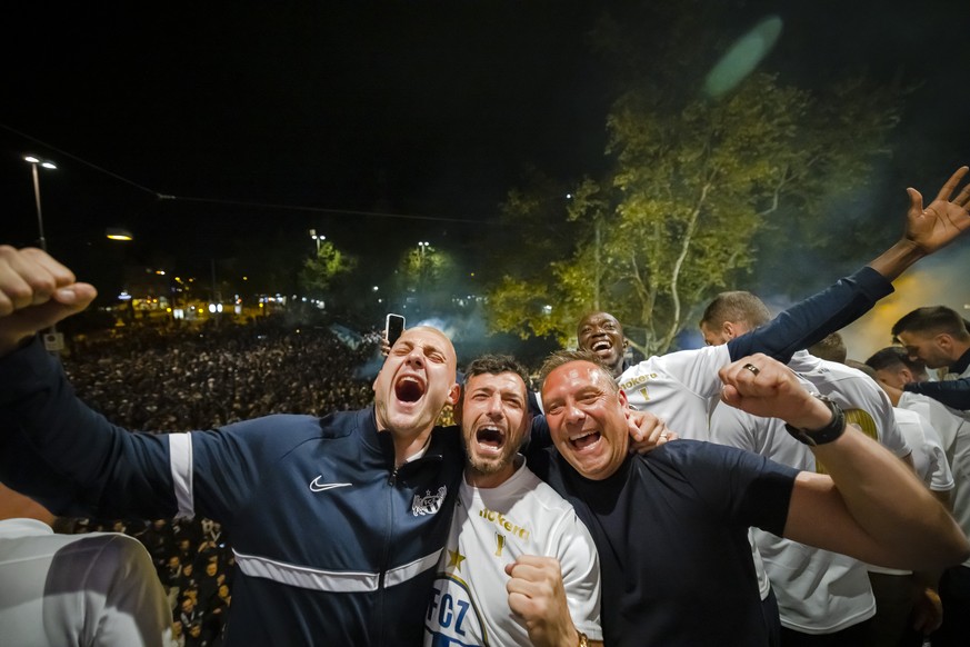 Die Spieler des FC Zuerichs feiern auf dem Balkon des Volkshauses waehrend einer spontanen Meisterfeier des FC Zuerichs auf dem Helvetiaplatz mit ihren Fans, nach ihrem Spiel gegen den FC Basel, am So ...