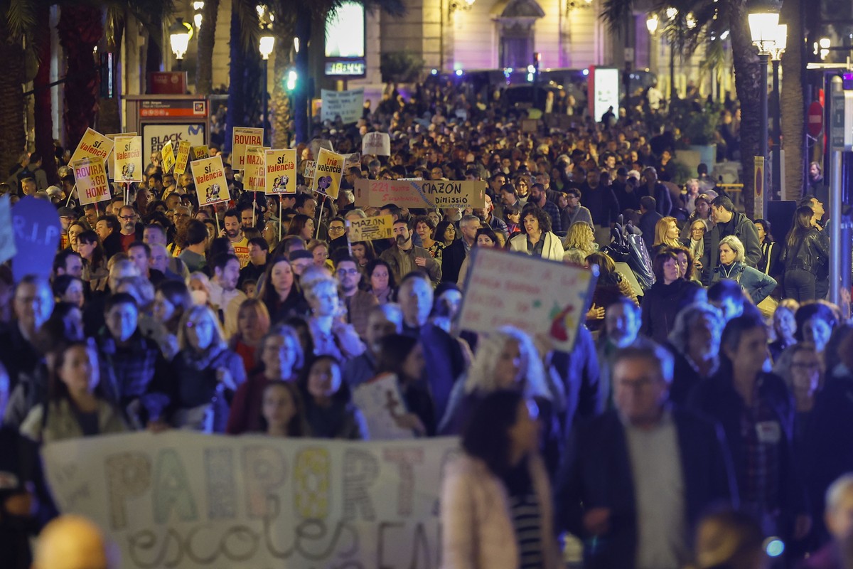 epa11737009 Citizens participate in the demonstration under the slogan 'Mazon y Rovira, dimision' (Mazon and Rovira, resign), in reference to the President of the Generalitat, Carlos Mazon,  ...