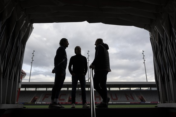 Nelson Ferreira, Assistenztrainer von FC Thun, Andres Gerber, Praesident von FC Thun und Mauro Lustrinelli, Trainer von FC Thun, von links, posieren fuer den Fotografen kurz vor einem Interview mit ei ...
