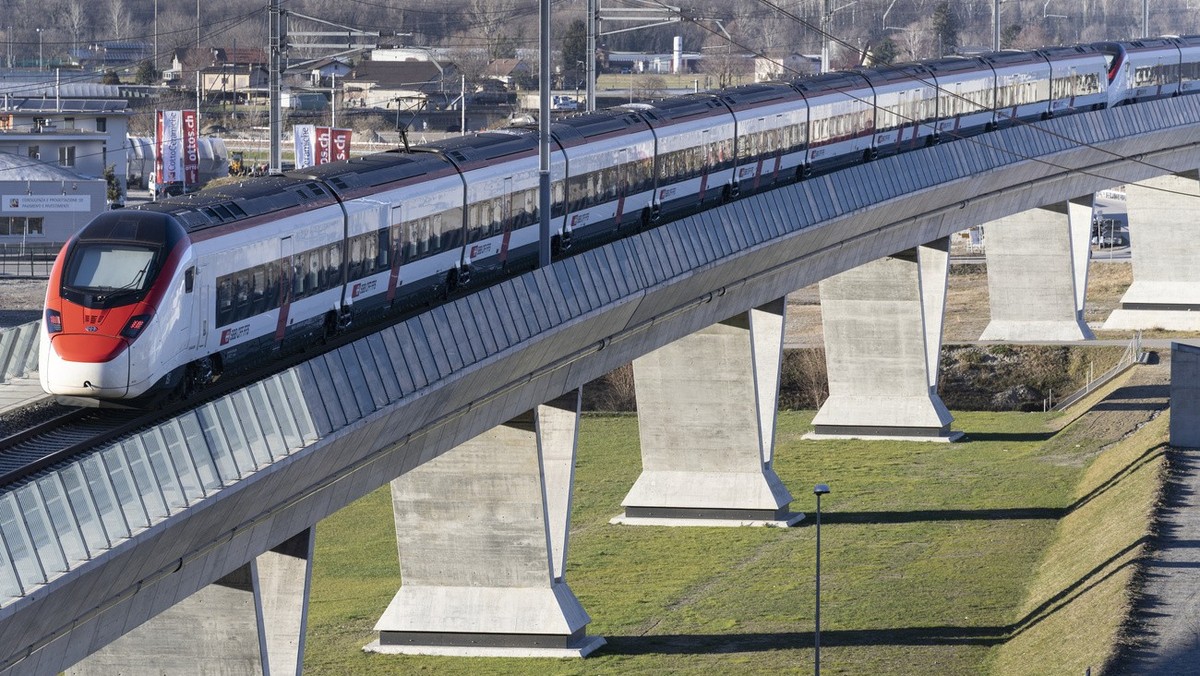 Ein SBB Giruno IC Zug faehrt von Lugano nach Norden durch das Ceneri-Basistunnels, aufgenommen am 17. Februar in Camorino, Kanton Tessin. Mit dem 15.4 km langen Ceneri-Basistunnel, fuer den Personen-  ...