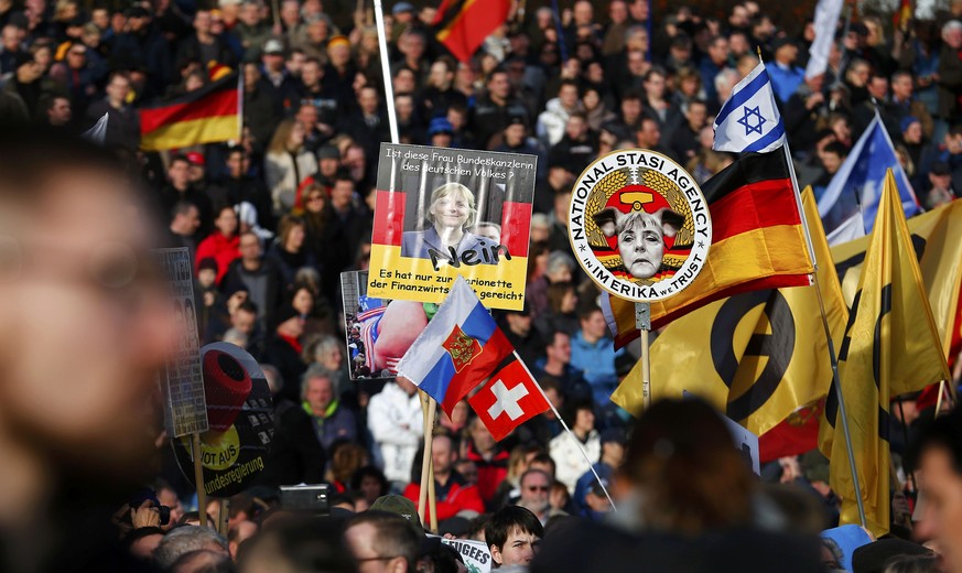 Fahnenmeer an Pegida-Demonstration in Dresden (06.02.2016).