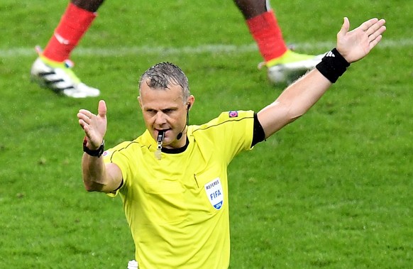 epa05406368 Dutch referee Bjoern Kuipers during the UEFA EURO 2016 quarter final match between France and Iceland at Stade de France in Saint-Denis, France, 03 July 2016.


(RESTRICTIONS APPLY: For ...