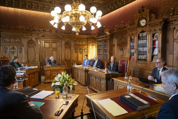 Bundespraesidentin Karin Keller-Sutter, 3. rechts, laechelt neben Bundesrat Albert Roesti, Bundesraetin Viola Amherd, Bundesraetin Elisabeth Baume-Schneider, Vizekanzlerin Rachel Salzmann, Bundeskanzl ...