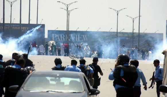 epa10623242 Supporters of former Prime Minister of Pakistan Imran Khan clash with police as Khan appears before the Islamabad High Court in Islamabad, Pakistan May 12, 2023. The Pakistani opposition received a…
