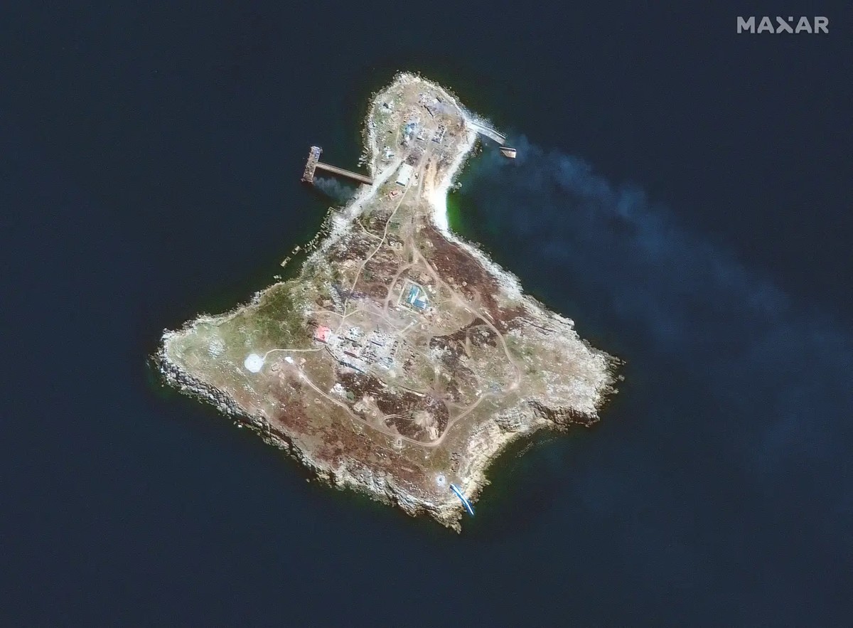 Un petit rocher dans la mer Noire: une vue aérienne de l'île du Serpent.