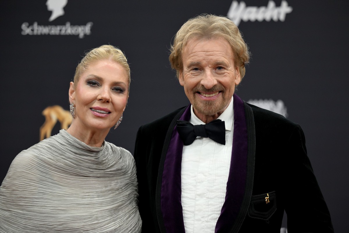 13.11.2025, Bayern, Gr�nwald: Thomas Gottschalk und seine Frau Karina kommen zur 77. Bambi-Verleihung in den Bavaria Filmstudios �ber den roten Teppich. Foto: Felix H�rhager/dpa +++ dpa-Bildfunk +++ ( ...