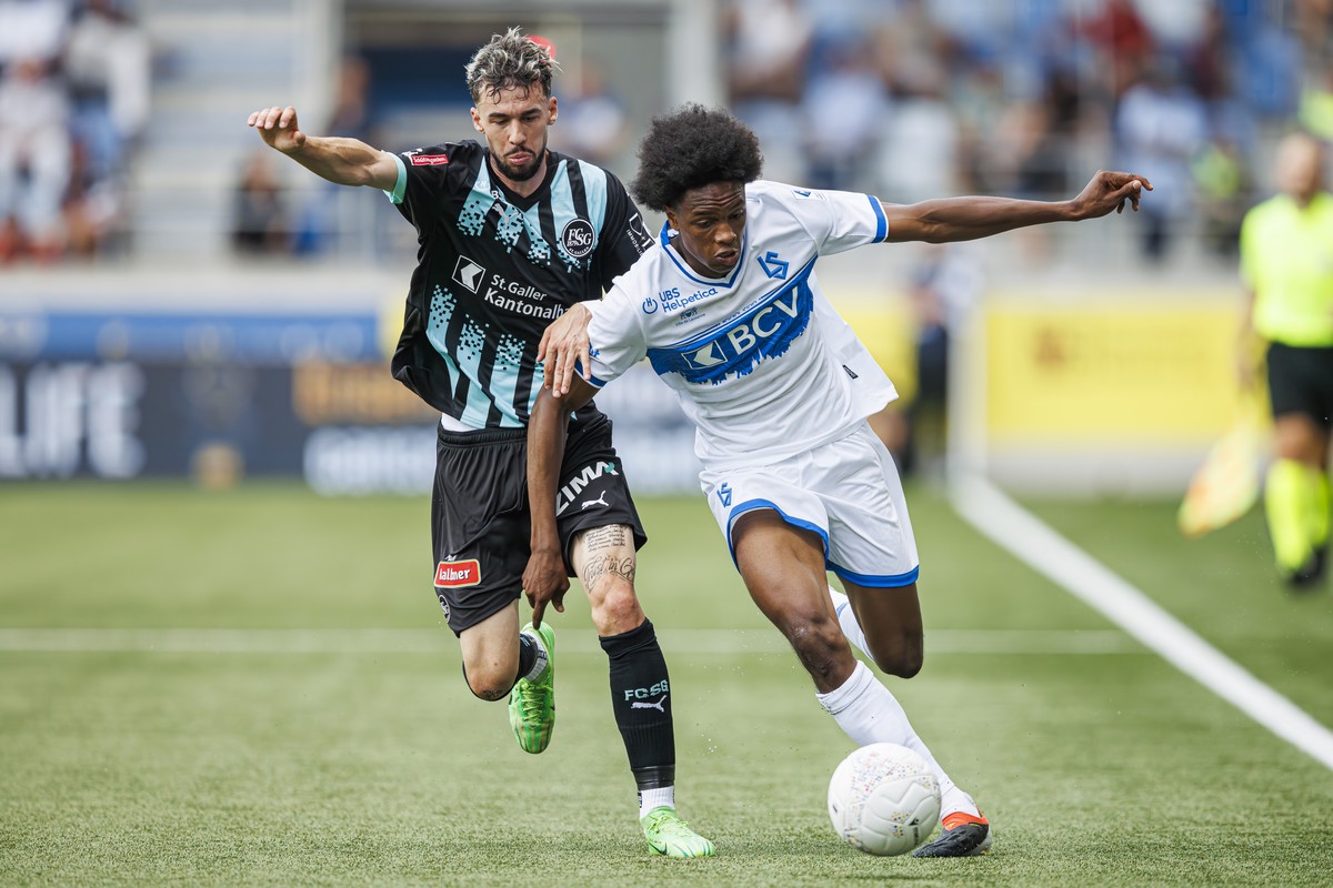 Mihailo Stevanovic (SG), gauche, lutte pour le ballon avec Alvyn Sanches (LS), droite, lors de la rencontre de football de Super League entre FC Lausanne-Sport et FC St. Gallen le dimanche 4 aout 2024 ...