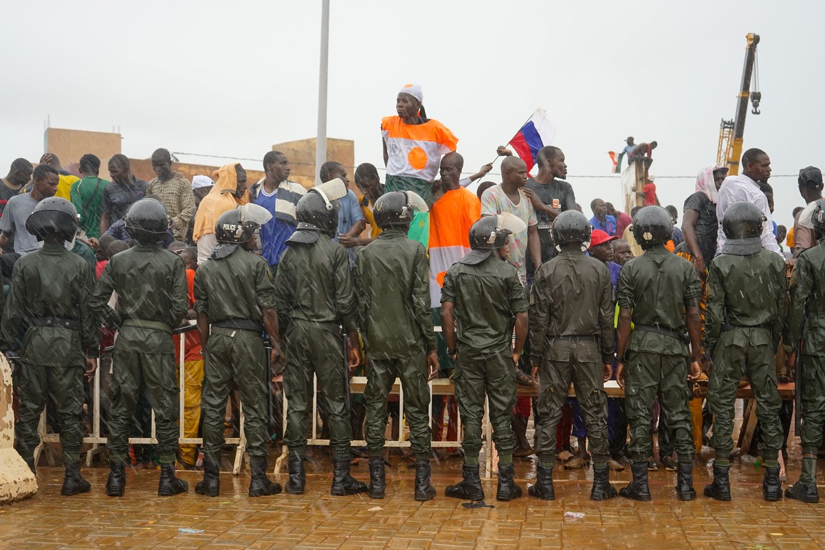 epaselect epa10836875 Supporters of the military junta protest against the French military presence at the roundabout leading to the French base in Niamey, Niger, 02 September 2023. Thousands of peopl ...