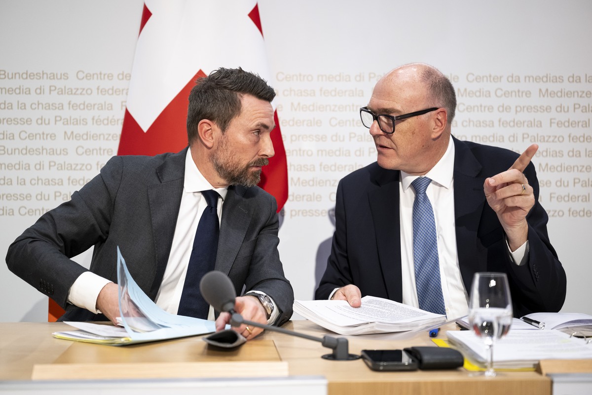 Bundesrat Martin Pfister, rechts, spricht mit Serge Bavaud, Direktor Nachrichtendienst des Bundes, links, nach einer Medienkonferenz ueber die Aenderung des Bundesgesetzes ueber den Nachrichtendienst: ...