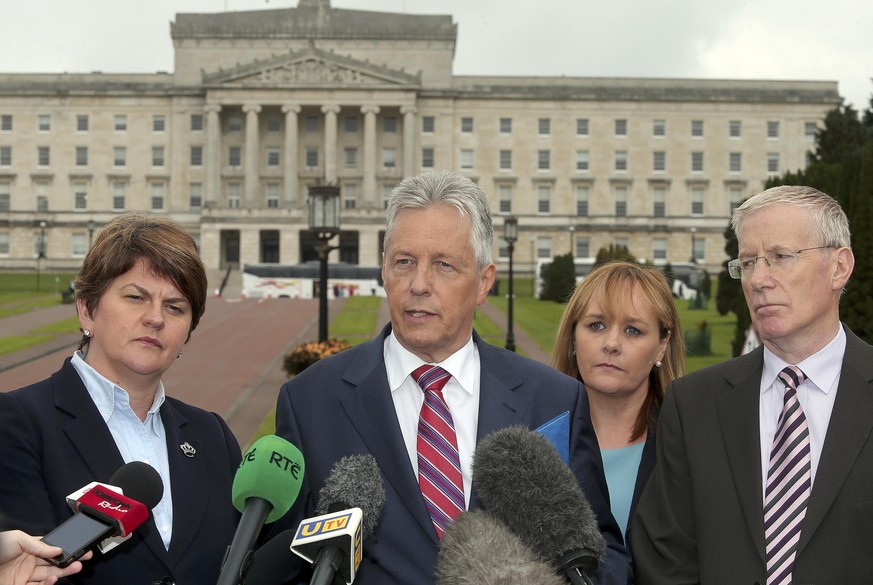 Regierungschef Peter Robinson (mitte) vor dem Parlamentsgebäude in Belfast.&nbsp;