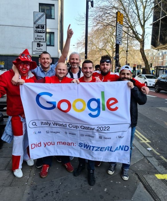 Marcel Rohner mit seinen Fan-Kollegen an einem Auswärtsspiel in England.