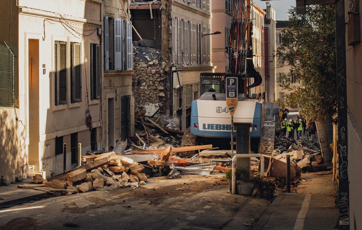 epa10566617 The site of an explosion leading to the collapse of at least one building in Marseille, France, 09 April 2023. Several people were injured, according to the police and the cause is still u ...