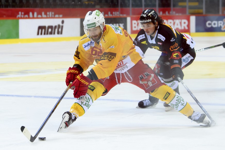 Langnaus Alexei Dostoinov, links, und Berns Kyen Sopa, rechts, kaempfen um den Puck, beim Eishockey Meisterschaftsspiel der National League zwischen dem SC Bern und den SCL Tigers, , am Freitag, 12. M ...