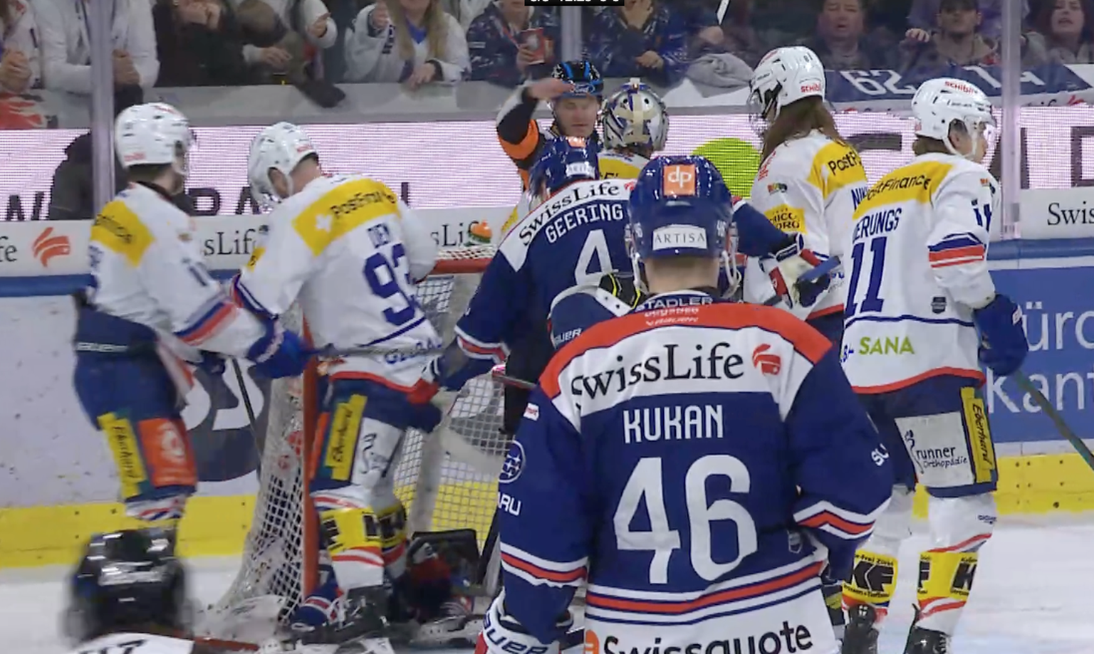 ZSC Lions vs. EHC KLoten: Schiedsrichter Stefan Hürlimann signalisiert nach dem 1:0 für den ZSC.