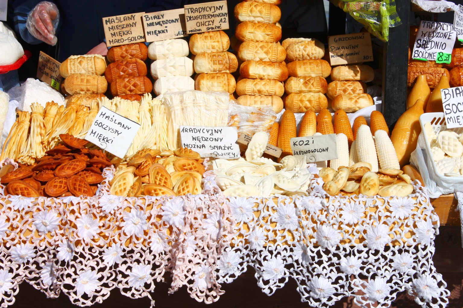 Oscypek nennt sich der traditionell geräucherte Schafskäse. Er wird schon seit Jahrhunderten nach einfachem Rezept hergestellt. Oscypki dürfen nur Käse genannt werden, die von Schafbauern in der Tatra ...