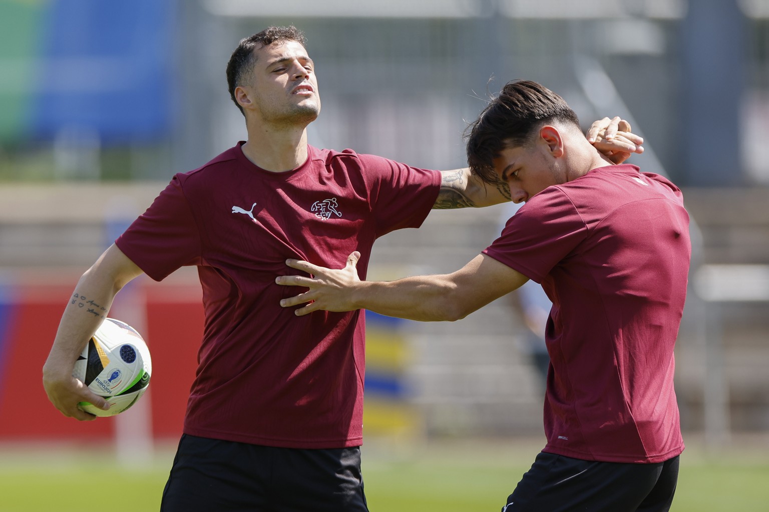 epa11419517 Switzerland&#039;s national soccer players Granit Xhaka and Ardon Jashari (R) attend the team&#039;s training session at the Robert Schlienz stadium in Stuttgart, Germany, 18 June 2024. Sw ...