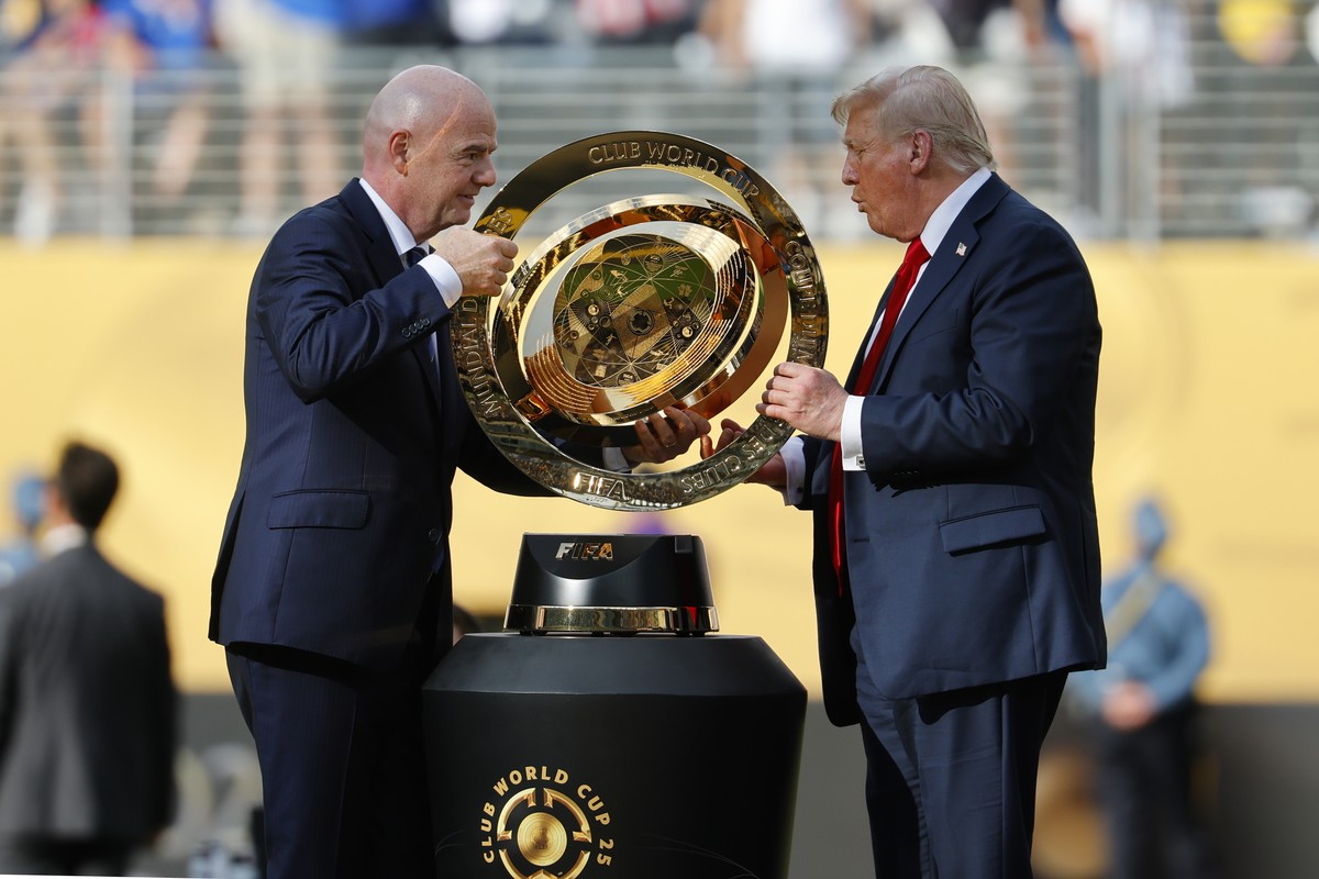 epaselect epa12236636 US President Donald Trump (R) and FIFA President Gianni Infantino (L) pick up the FIFA Clup World Cup 2025 trophy before presenting it to Chelsea FC after Chelsea FC defeated Par ...