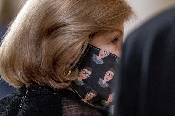 Nina Totenberg, Rechtsjournalistin und Korrespondetin des Obersten Gerichtshofs, trägt einen Mund-Nasen-Schutz mit einem Ginsburg-Muster. 
