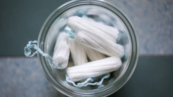 Tampons in einem Glas, fotografiert am Donnerstag, 21. Februar 2019, in Zug. Der Bundesrat will den Mehrwertsteuersatz fuer Damenhygieneartikel senken. (KEYSTONE/Alexandra Wey)