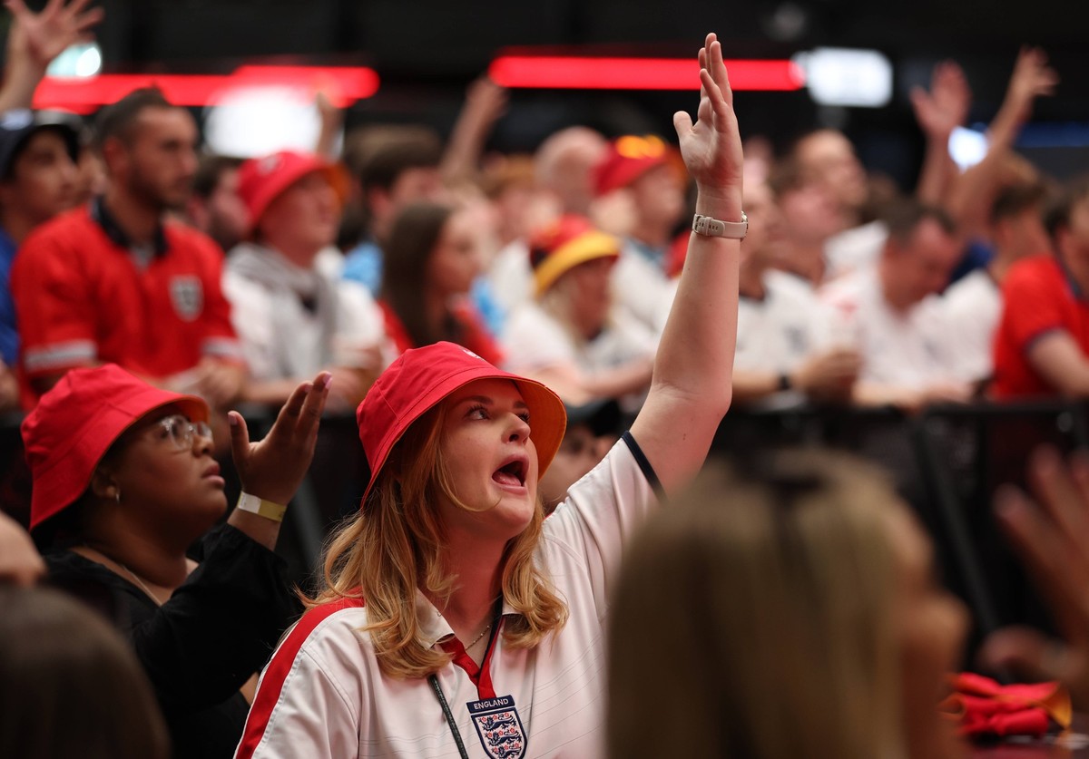 Fans watching England v Slovakia - EUFA Euro 2024 England fans at BOXPark Wembley in London during a screening of the UEFA EURO, EM, Europameisterschaft,Fussball 2024, round of 16 match, between Engla ...