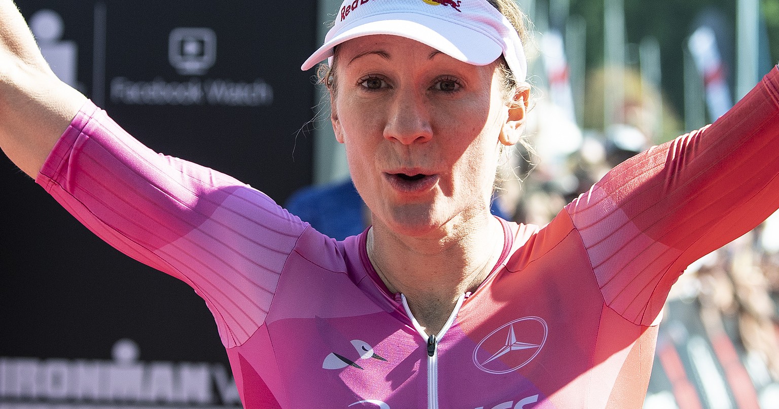 Die Schweizerin Daniela Ryf feiert ihren Sieg am Triathlon Ironman Switzerland, am Sonntag, 5. September 2021, in Thun. Es muessen folgende Disziplinen absolviert.werden: 3,8 Kilometer Schwimmen, 180, ...