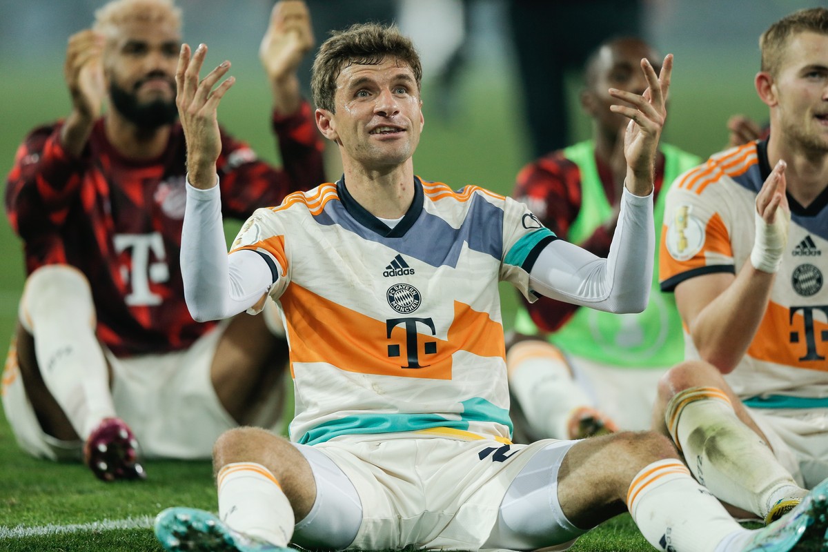 epa10253360 Bayern's Thomas Mueller celebrates with team mates after winning the German DFB Cup second round soccer match between FC Augsburg and FC Bayern Munich in Augsburg, Germany, 19 October ...