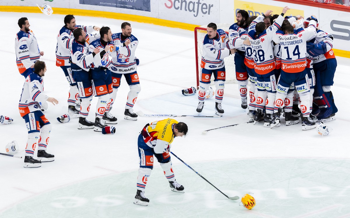Lions' players celebrate as Swiss Champion after winning by 2:3 the fifth leg of the ice hockey National League Swiss Championship final playoff game between Lausanne HC, LHC, and ZSC Lions, ZSC, ...