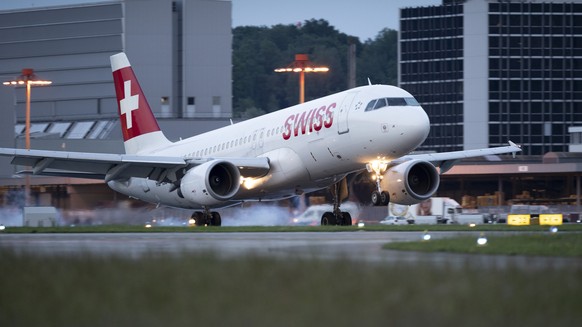 ZUM FLUGHAFEN ZUERICH IM DAEMMERLICHT UND BEI NACHT STELLEN WIR IHNEN FOLGENDES NEUES BILDMATERIAL ZUR VERFUEGUNG --- An Airbus A320-214 aircraft from Swiss International Air Lines (SWISS) at Zurich A ...