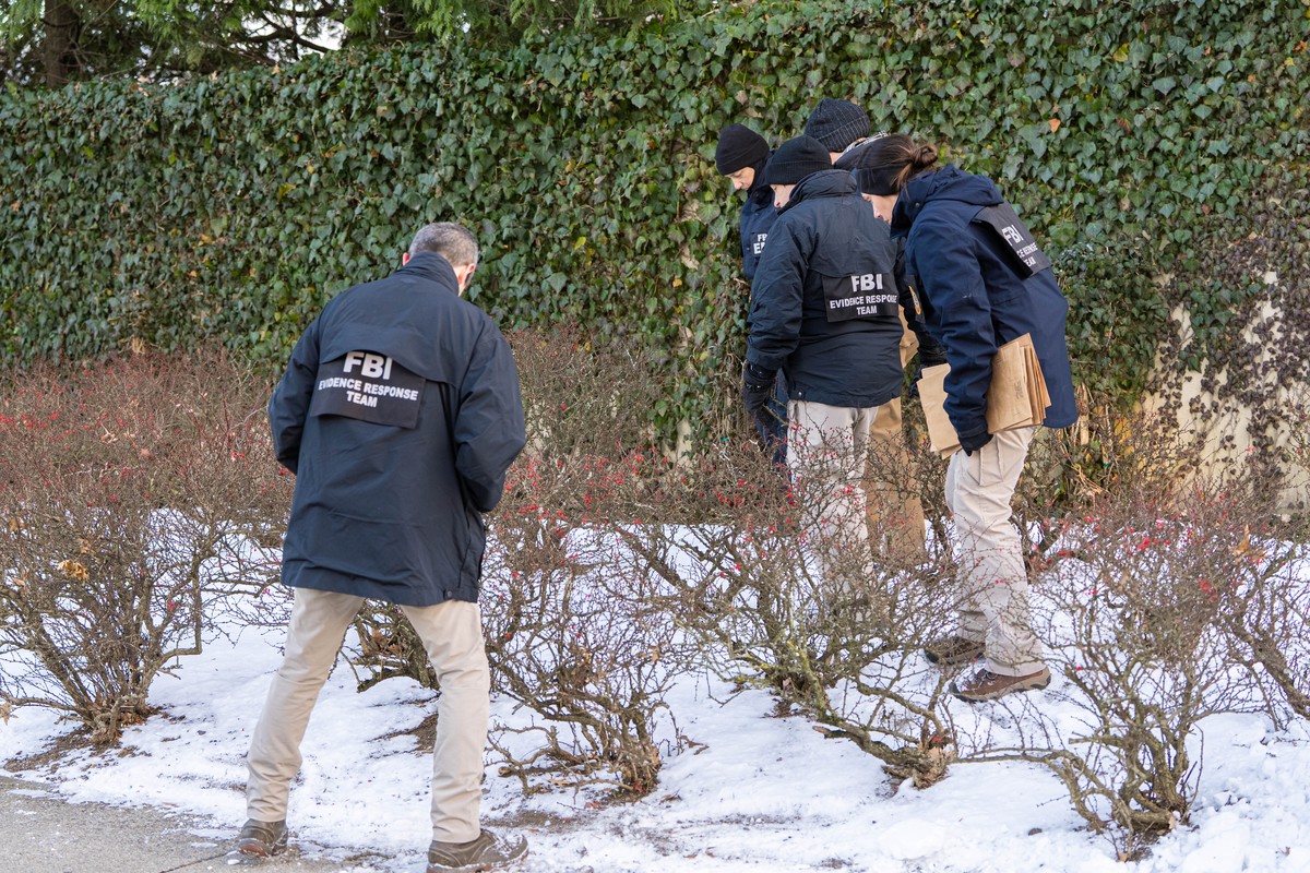 epa12595313 FBI agents investigate blocked off buildings near The Barus and Holley building at Brown University in Providence, Rhode Island, USA, 15 December 2025. The gunman remains at large followin ...